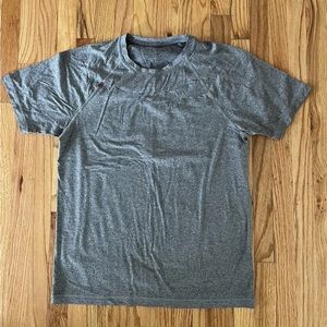 Rhone Reign Men’s Size Medium Heather Gray Moisture-wicking Athletic T-Shirt